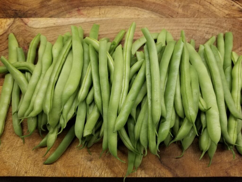 fresh green beans before marinating