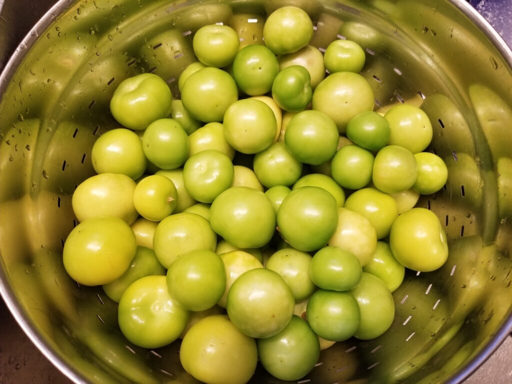 washed tomatillos for Tomatillo Salsa